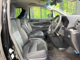 運転席まわりには十分なスペースがあり、大柄な方でもゆったり運転していただける環境です。
