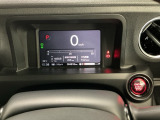 メータは先進的なデジタルメーターを採用!ゆっくりと数字が動くのでとても見やすく表示されます!平均燃費なども表示、エコな運転の手助けをしてくれます!