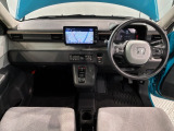 使いやすいレイアウトのダッシュボード周辺です。オートエアコンや小物入れなど嬉しい装備が満載です。