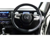 運転中もハンドルでの操作が可能です。特に高速道路等の目が離せない運転時には、便利さだけでなく、安全性も兼ね備えております。