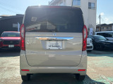 バック時目視しにくいクルマの周囲をカメラで映し出し、安全・安心駐車をサポート♪バックの苦手な方も後ろがハッキリ見えるので安心ですよ♪