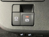 【電動パーキングブレーキ+オートブレーキホールド機能】 指先だけで簡単に操作が可能なパーキングブレーキ、スイッチを押すとブレーキペダルから足を離してもブレーキを保持できるオートブレーキホールド搭載。