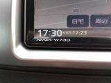 車載ナビゲーションの型番表記(NMZK-W70D)周辺を拡大したカットです。液晶パネルの表示状態や型番印字部、周囲のフレームコンディションを画像より詳細にご確認ください。