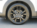 18インチ純正アルミホイールを装備。タイヤサイズは215/55R18となります。