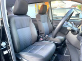 運転席まわりには十分なスペースがあり、大柄な方でもゆったり運転していただける環境です。