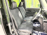 運転席まわりには十分なスペースがあり、大柄な方でもゆったり運転していただける環境です。