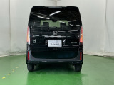 後席の窓には外から車内が見えにくくなるプライバシーガラスを採用。周りを気にせずリラックスして過ごせます