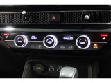 オートエアコンは左右席で独立温度コントロールが可能です。運転席はキンキンに冷やして助手席はマイルドにと言った設定が可能です☆暑さ寒さでケンカすることもなくなりますね♪