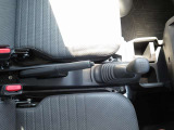 サイドブレーキも操作しやすく、運転席まわりは使いやすいレイアウトです。