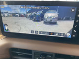 フロントワイドビュー搭載。T字路などの曲がり角で、死角となる人やクルマを広角映像で確認して安心して進めます。