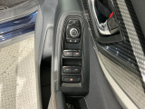 狭い駐車場で便利な電動格納ドアミラーが付いています。