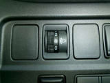 ヘッドライトレベライザー。乗車人数やお荷物に応じて光軸が調整出来、対向車の幻惑を防ぎます。