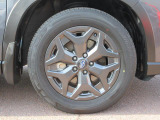 右前 17インチアルミホイール タイヤサイズは、225/60R17です。「*ホイールロックナットは展示用です」