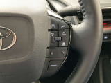 前方の車との車間を設定し、スピードを上げたり緩めたりを自動で行ってくれる追尾式の「レーダークルーズ」。上級装備の一つです!高級車にしかつかない嬉しい機能です。