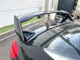 【大型リヤスポイラー】スポーツカーらしさがグッと引き立つ大型リヤスポイラーを装着♪高速走行時のスタビリティ(走行安定性)向上に役立ちます。