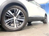 ●純正18インチアルミホイール:輸入車ならではの卓越した走りを支えるホイールと足回りです!日本車の走りに慣れている方にもぜひ体感して頂きたいほど、高いレベルでまとまっています!