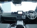ワイドバンならではの広々運転席周り!!長距離ドライブでも快適空間です!!