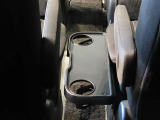 【ドリンクホルダー】運転席操作部に収納できるドリンクホルダー付き