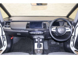 操作性に優れた運転席となります!小物入れや各ボタンの配置にこだわり、使いやすいです!座り心地もよく視認性も良好なのでロングドライブもお任せ下さい!