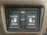 【両側パワースライドドア】両側がパワースライドドアになっており、運転席のスイッチやスマートキーでも開閉が可能です!開口部も広いので乗り降りも楽々♪