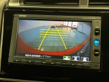 リバースギアに入れるだけで後方の表示へ切り替わります。夜間や雨の日の駐車も楽になりますよ。