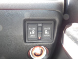 両側パワースライドドアのスイッチで運転席から操作できます。もちろんドアハンドルで操作も可能です。