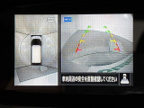 【アラウンドビューモニター】まるでクルマを真上から見下ろしたかのような視点で駐車をサポートします!クルマの斜め後ろや真横など、前後左右の4つのカメラの映像が合成されて、モニターに映し出されます。