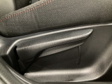 運転席にはドライバーの体型や好みに応じて前後方向だけでなく、高さの調整ができるシートリフターを装備!