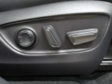 運転席はパワーシートなのでお好みのドライビングポジションに調整可能です♪