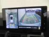 パノラミックビューモニター搭載。カメラで車両周囲の状況を映し出すため、狭い場所での駐車などに役立ちます。