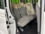 運転席まわりには十分なスペースがあり、大柄な方でもゆったり運転していただける環境です。