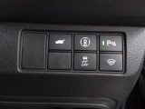 パーキングセンサーや横滑りを防ぐVSA等のスイッチ類は運転席の右側、手の届きやすい位置にあります。