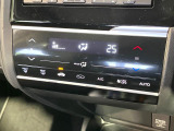 【オートエアコン】一度お好みの温度に設定すれば、車内の温度を検知し風量や温度を自動で調整。暑い&hellip;寒い&hellip;と何度もスイッチ操作をする必要はありません。快適な車内空間には必須の機能ですね♪