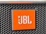 【JBLサウンドシステム】メーカーオプションの高品位サウンドシステムを搭載。専用のチューニングが施された大小様々なスピーカーから良質なサウンドが奏でられ、臨場感あふれる音響空間を演出します。