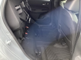 後部座席を跳ね上げるともう一つの荷室が!背の高い荷物も大丈夫。