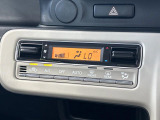 【オートエアコン】一度お好みの温度に設定すれば、車内の温度を検知し風量や温度を自動で調整。暑い&hellip;寒い&hellip;と何度もスイッチ操作をする必要はありません。快適な車内空間には必須の機能ですね♪