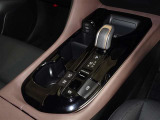 電動パーキングブレーキ・ブレーキホールドを装備してます。ホールド機能は信号待ちが多い一般道で疲労軽減になり、大好評です!