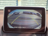 狭い道でのすれ違いや、駐車が苦手な方も安心の360&deg;ビューモニター。前後左右4つのカメラ映像を合成し、上から見下ろしたような映像をモニターに投影。車載の障害物センサーと合わせて、死角のない安全性を確保