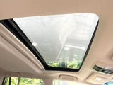 ムーンルーフ】開放感たっぷりの希少装備、サンルーフが装着されています!車内に明かりを取り入れたり景色を楽しむ以外にも、車内の空気も簡単に換気できて快適です!