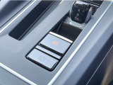 電動パーキングブレーキはホールド機能付きで信号待ちなどブレーキから足を離すことができ、加えて坂道発進時や渋滞時に便利で安心なオートホールド機能も装備しています。