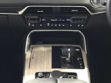 シフトレバーの奥に見えるのは、エアコンの操作スイッチでとっても使いやすいですよ♪