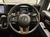 ハンドルにHondaセンシング系のクルーズコントロールやレーンキープアシストなどのスイッチと、オーディオの操作スイッチが装備されています。ハンドルから手を離さず安全に操作できます。