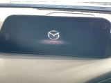 【12.3インチマツダコネクト】車内の雰囲気にマッチした大型ディスプレイ。スマホ接続でのナビ使用やBluetooth再生等、様々な機能が楽しめます。直感的なダイヤル操作が可能で、使い勝手も良好です。