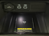 スマートフォンの充電に便利なワイヤレス充電器付きです!