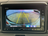 【バックカメラ】運転が苦手な方も車庫入れラクラクです!ギアをリバースに入れれば自動的に切り換わりますので、面倒な操作は不要です♪狭い駐車場もお車を傷つけず安心ですね!