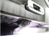 バックカメラが付いているので後方確認が非常にしやすいです。今や運転初心者も熟練者も必須装備!ついていて損はないですね♪