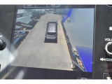 それぞれのカメラをつなぎ合わせ上から見たような画像が映し出される全周囲カメラ装備です。