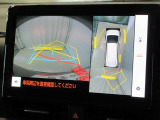 パノラミックビューモニター付きです。車両を上から見たような映像をディスプレイオーディオ画面に表示。運転席からの目視だけでは見にくい、車両周辺の状況をリアルタイムでしっかり確認できます。