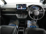 運転にかかわる様々な操作を安全に行えるように視点移動が少なく、操作性に配慮されたスイッチ類が凝縮されたコクピットです。