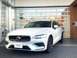 2026年3月登録のボルボV60Ultra B4です。ボディーカラーはクリスタルホワイトプレミアムMで、シートは美しいブロンドです。そして、走りの心臓部には「48Vハイブリッド」を搭載しています。